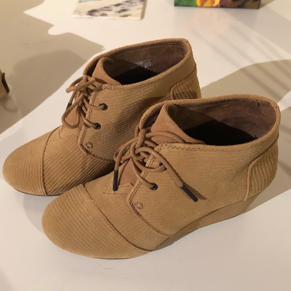 Toms Shoes - Like New Toms women's 6 desert wedge tan camel